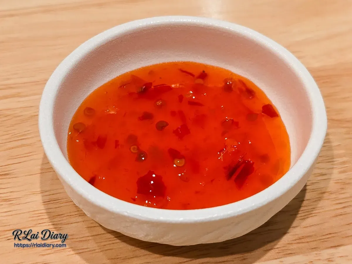 點心源特色炸物沾醬：特製酸辣醬，溫和辛辣完美提點