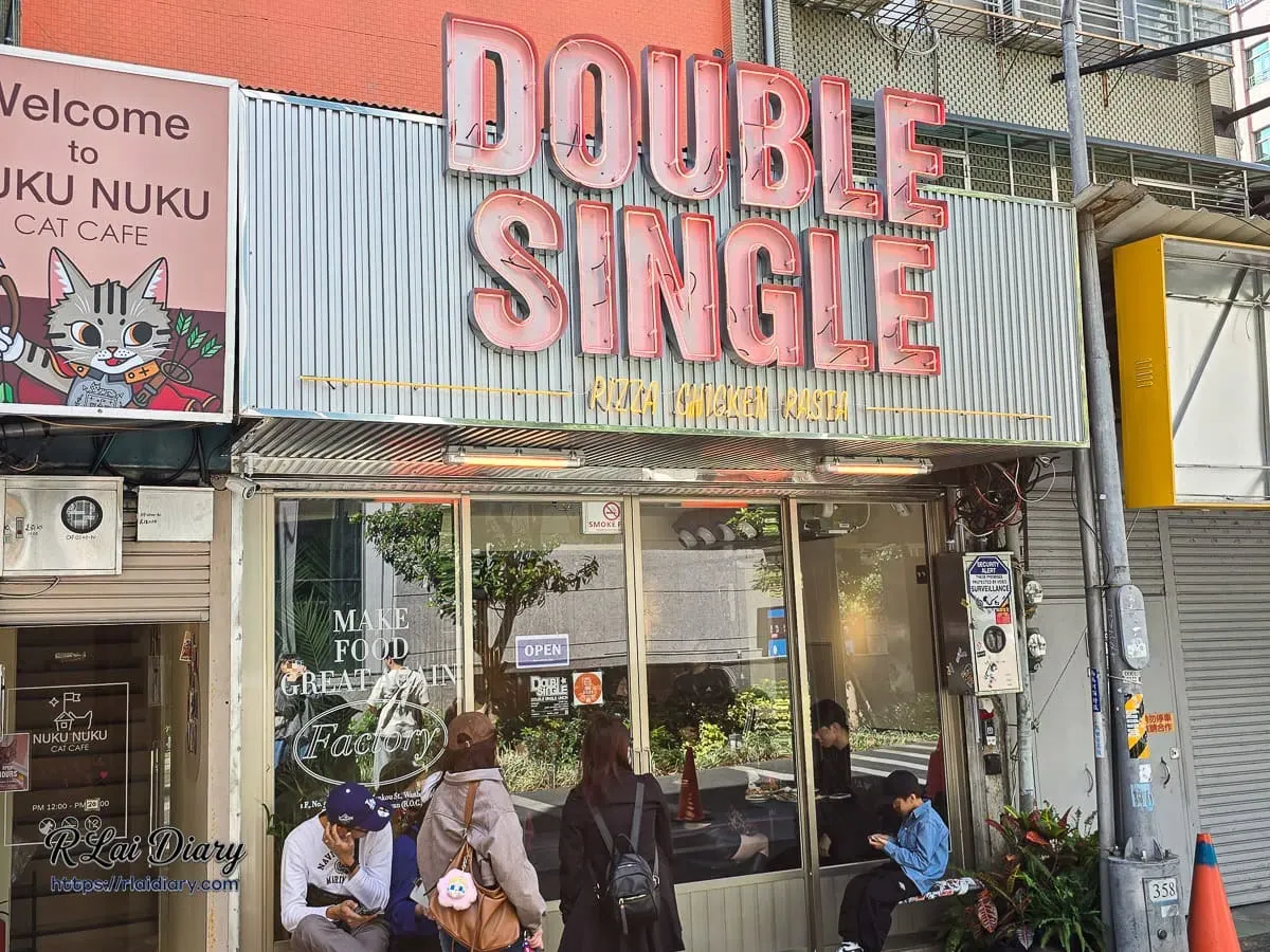 西門町美食 DOUBLE SINGLE 西門街頭店工業風店面外觀