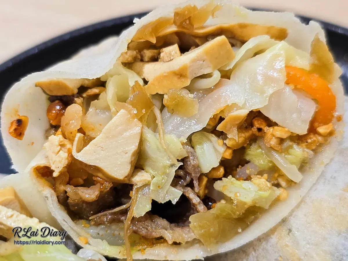 壽喜燒牛肉潤餅捲中軟嫩牛肉與滷豆干特寫