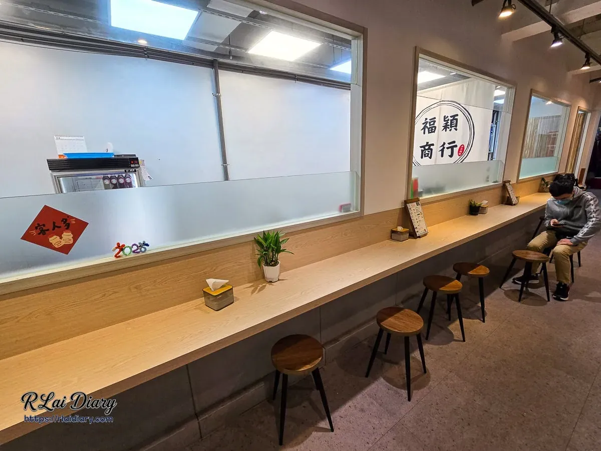 福穎商行整潔明亮的木質調內用長吧檯座位區