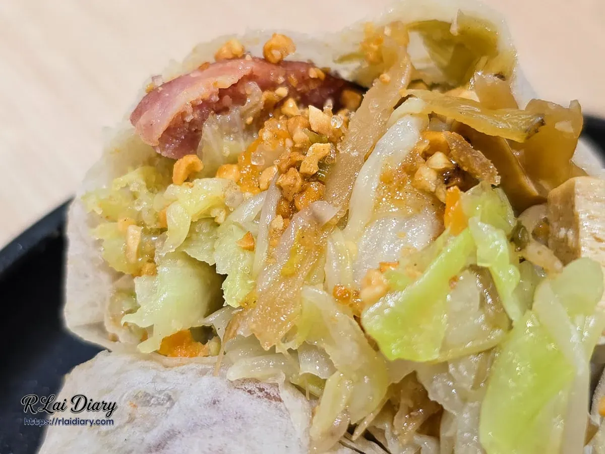 碳烤香腸潤餅捲中香腸油脂與蔬菜的清脆質感