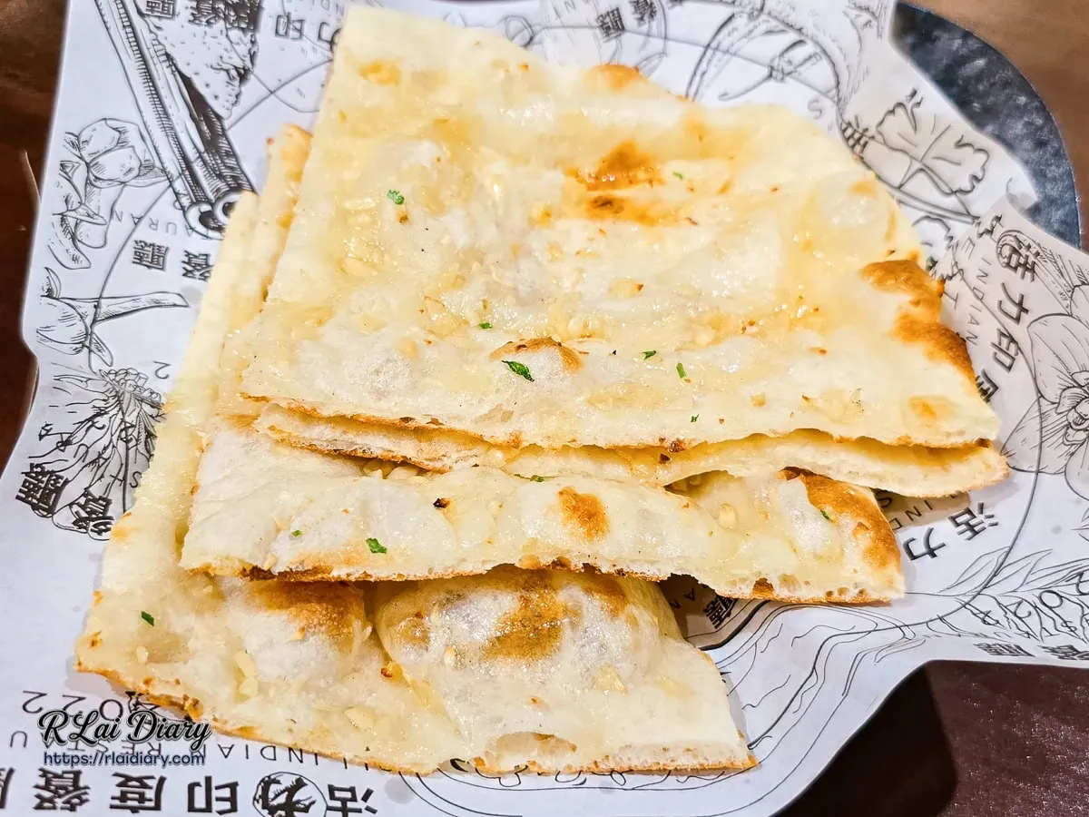 現烤出爐充滿蒜香的活力印度餐廳蒜味烤餅