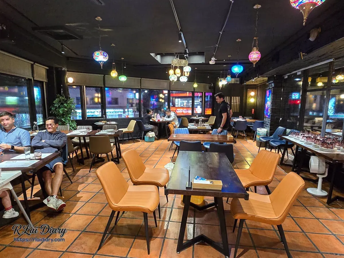 活力印度餐廳台中店寬敞用餐空間與馬賽克燈飾