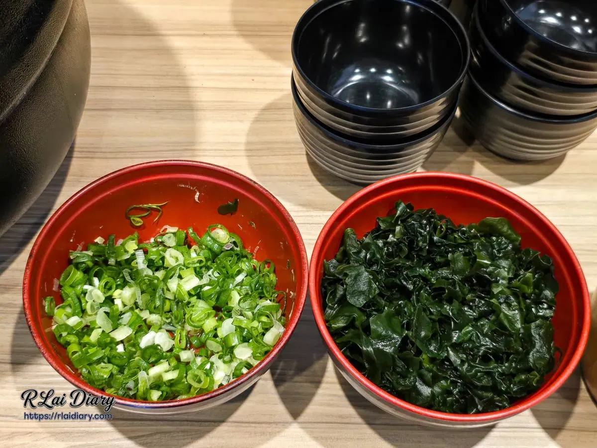 麵屋虎徹自助吧全景提供白飯、湯品與飲品