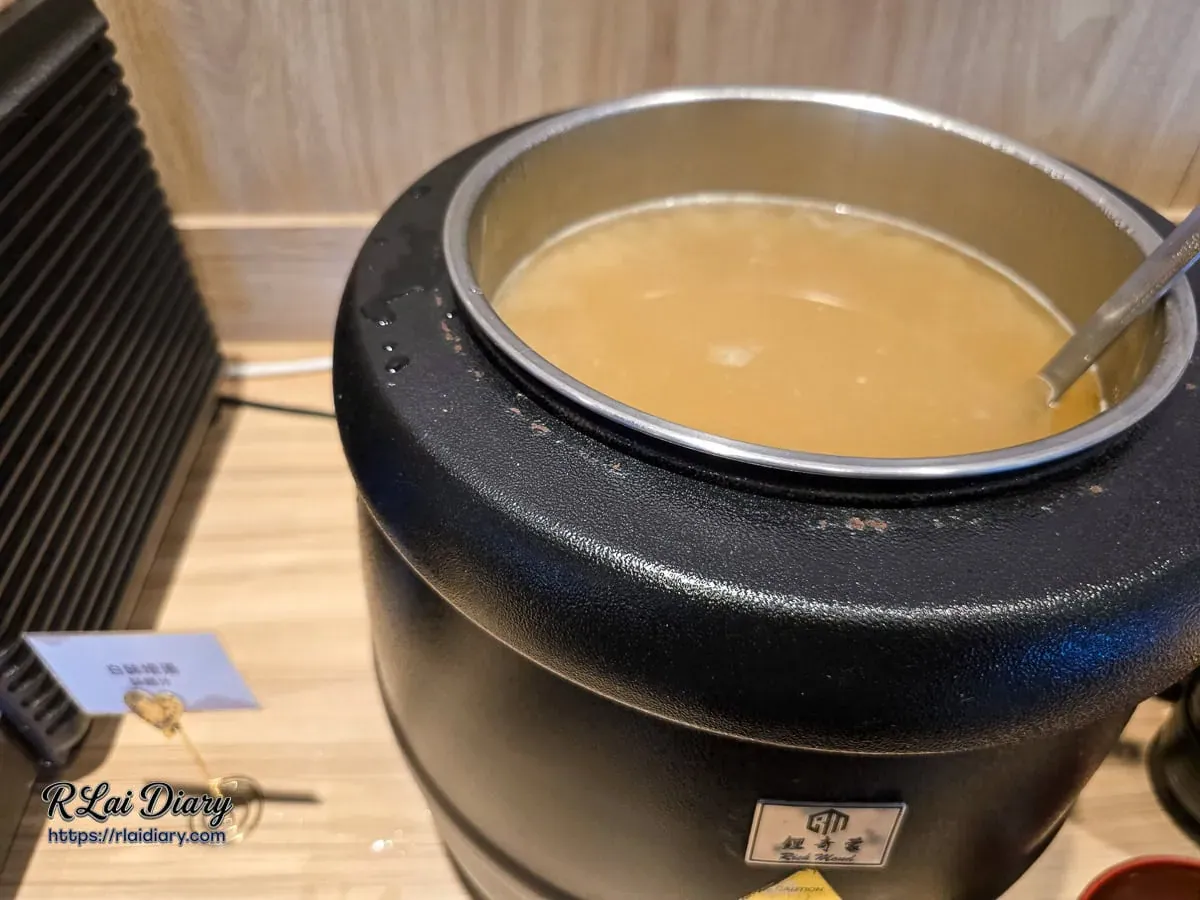 麵屋虎徹自助區熱騰騰的日式味噌湯大鍋