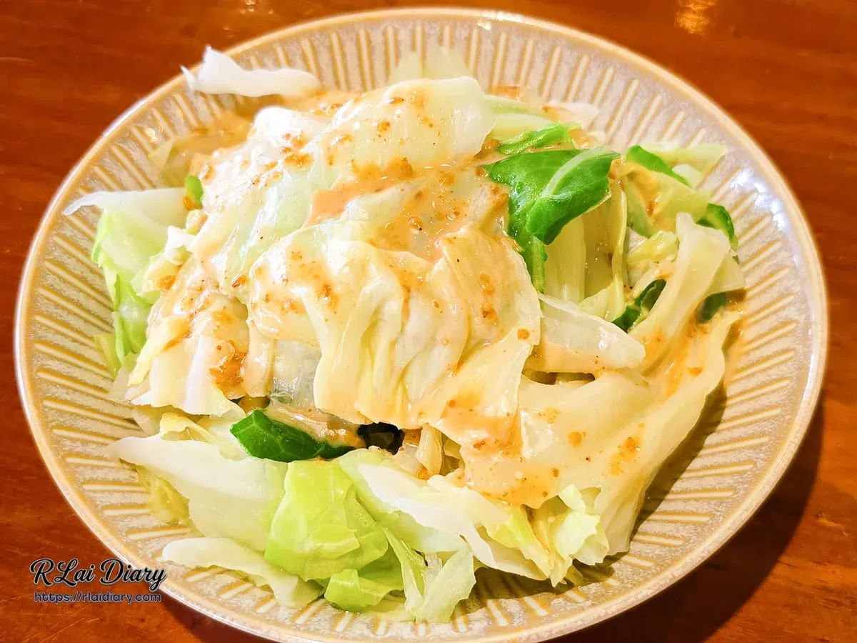 淋上濃郁日式胡麻醬的高麗菜，口感清爽爽脆