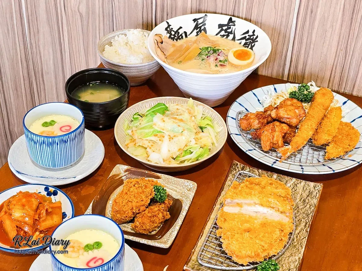 麵屋虎徹豐富的日式餐點全景，包含濃厚豚骨拉麵、招牌盛合定食與精緻小菜