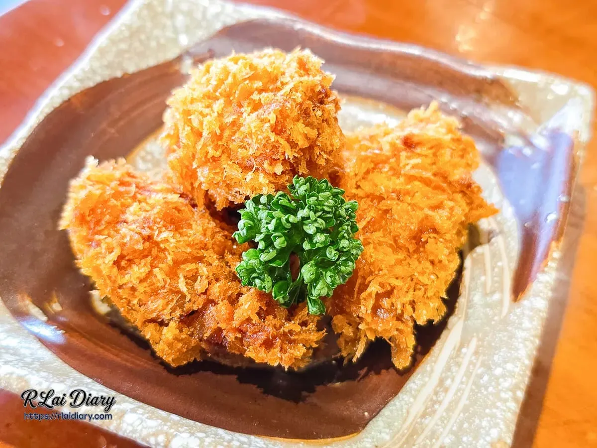 廣島炸牡蠣特寫展現顆粒感分明的日式麵衣