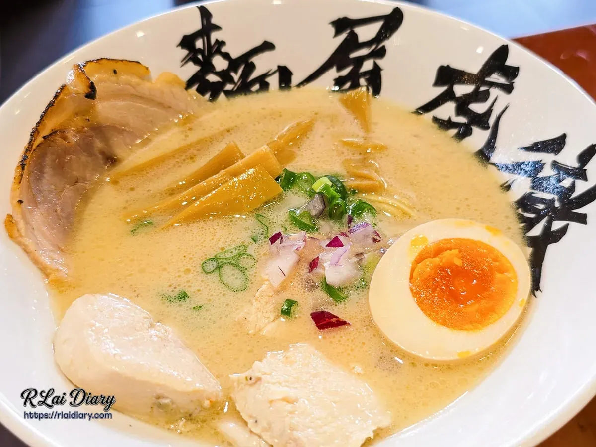 點綴翠綠蔥花與辛口洋蔥丁的濃厚拉麵配料細節