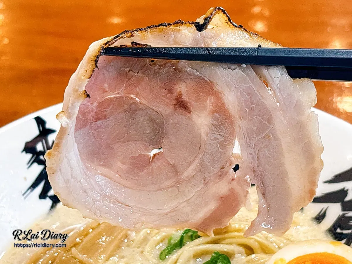 帶有迷人炙燒焦香且入口即化的叉燒肉片特寫