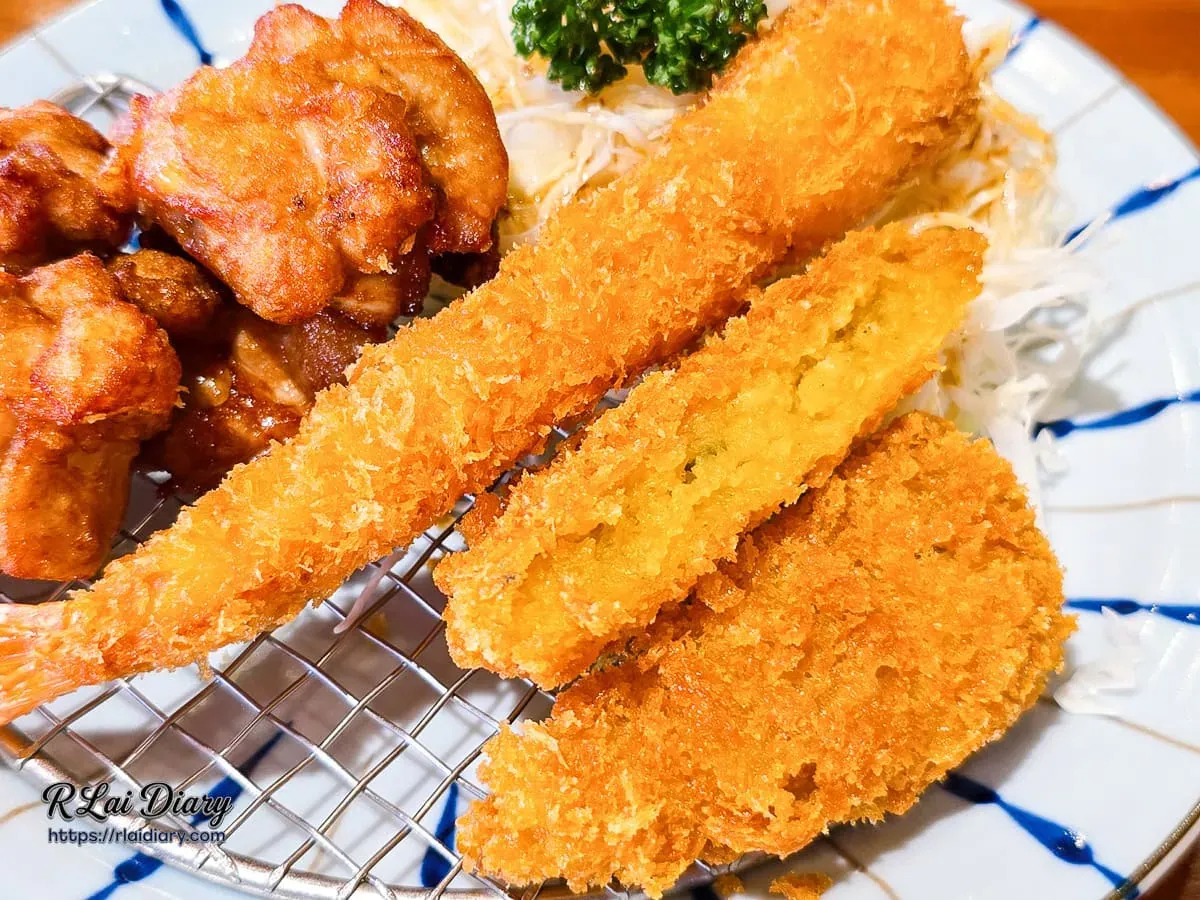內餡綿密甜美的南瓜可樂餅斷面與金黃外殼