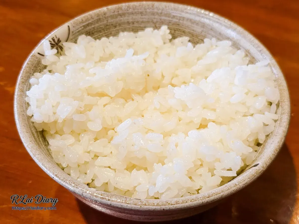 麵屋虎徹選用優質越光米，米粒晶瑩剔透且閃耀澱粉甜味的白飯特寫