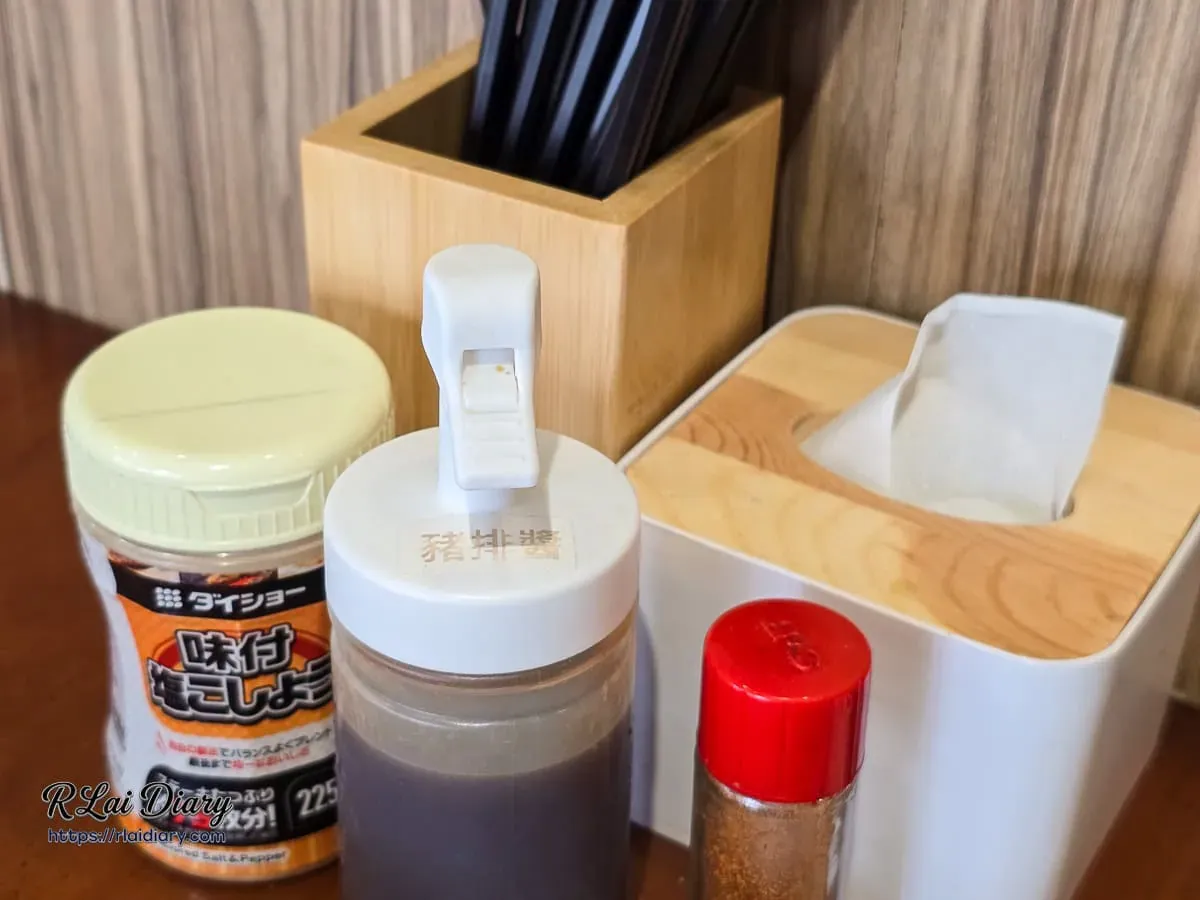 麵屋虎徹桌面提供的調味料特寫，包含味付胡椒、職人豬排醬與一味粉