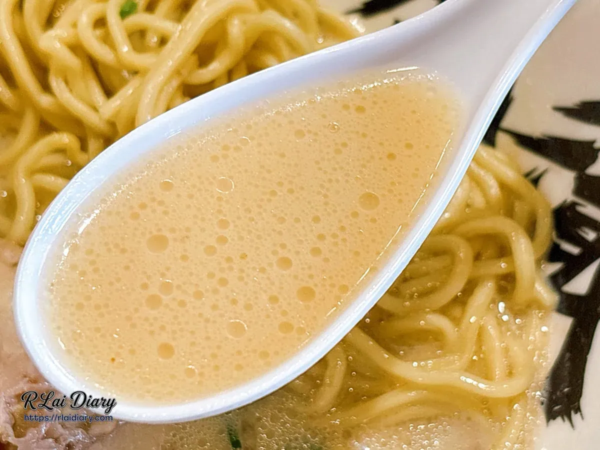 濃郁乳化且帶有油脂甘甜的豚骨精華湯頭特寫