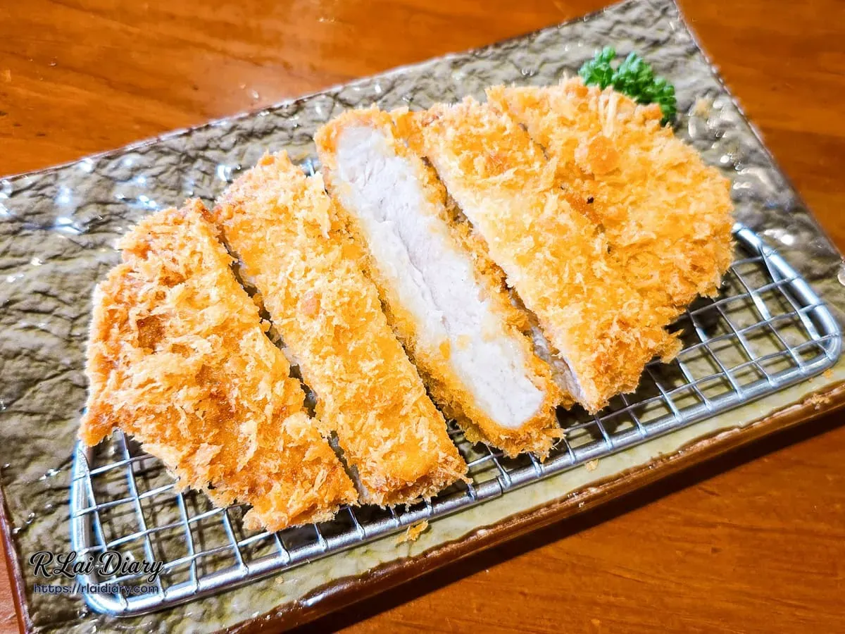 麵衣極致酥脆且肉質厚實的日式炸豬排特寫