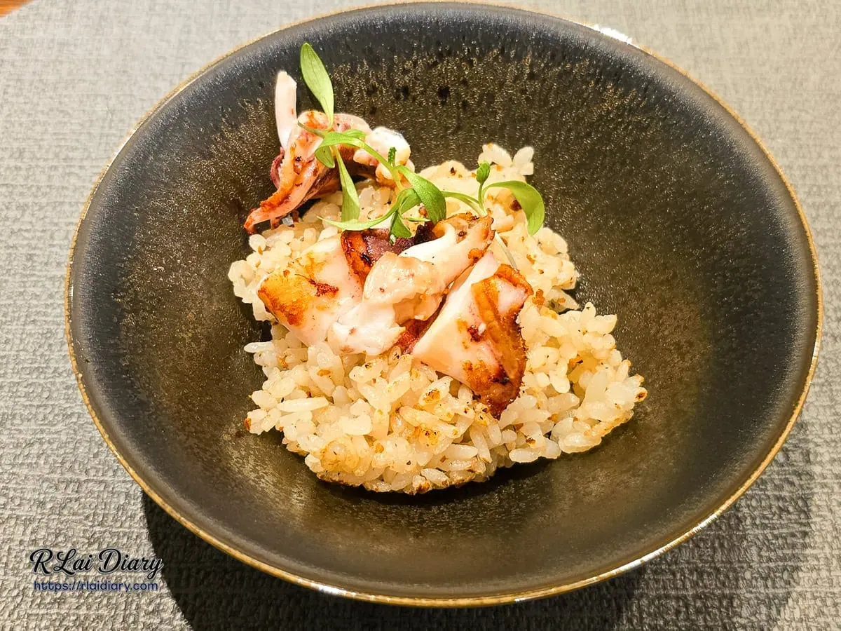 樂翡鐵板燒蒜頭小卷炊飯：焦香米粒與Ｑ彈小卷