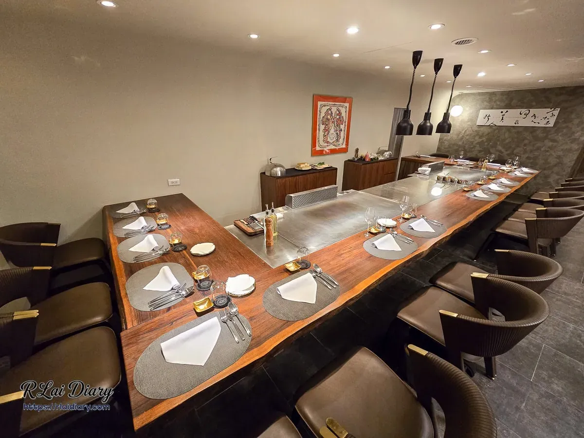 樂翡鐵板燒室內環境：沈穩木質長桌與高雅用餐空間