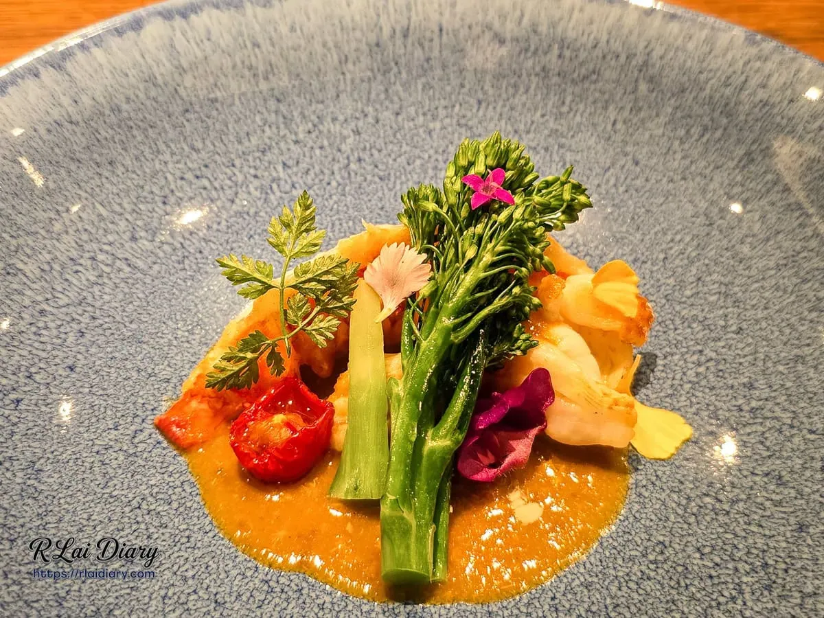 樂翡鐵板燒活龍蝦主餐：湛藍瓷盤上的華麗演出