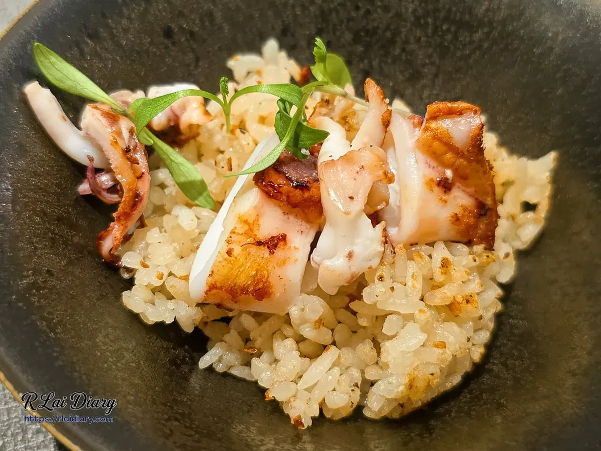 充滿靈魂的結尾料理：蒜味米飯與海鮮鮮甜滋味