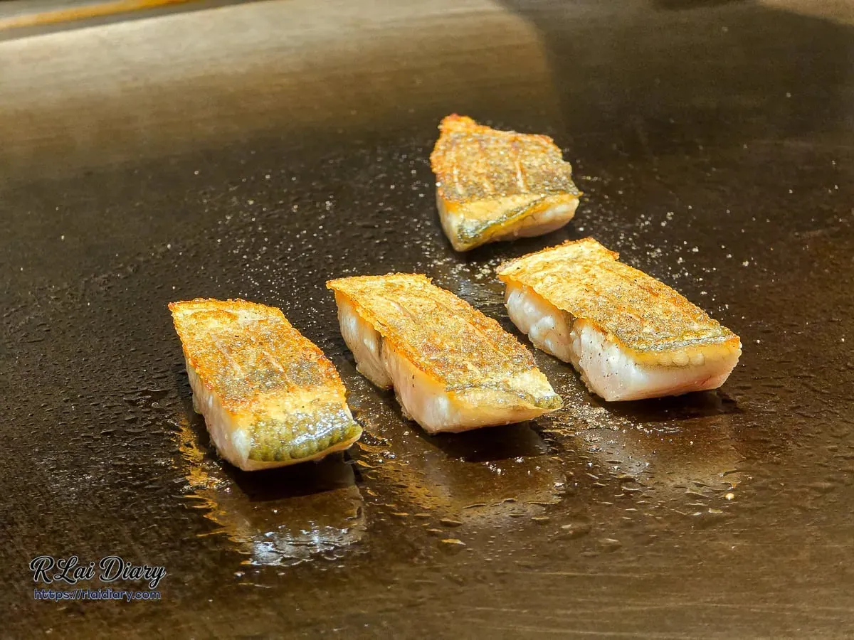 主廚於鐵板香煎時令鮮魚過程：魚皮微焦酥脆感
