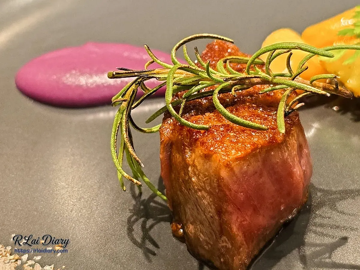 和牛、迷迭香與精緻配菜的法式鐵板燒盤飾