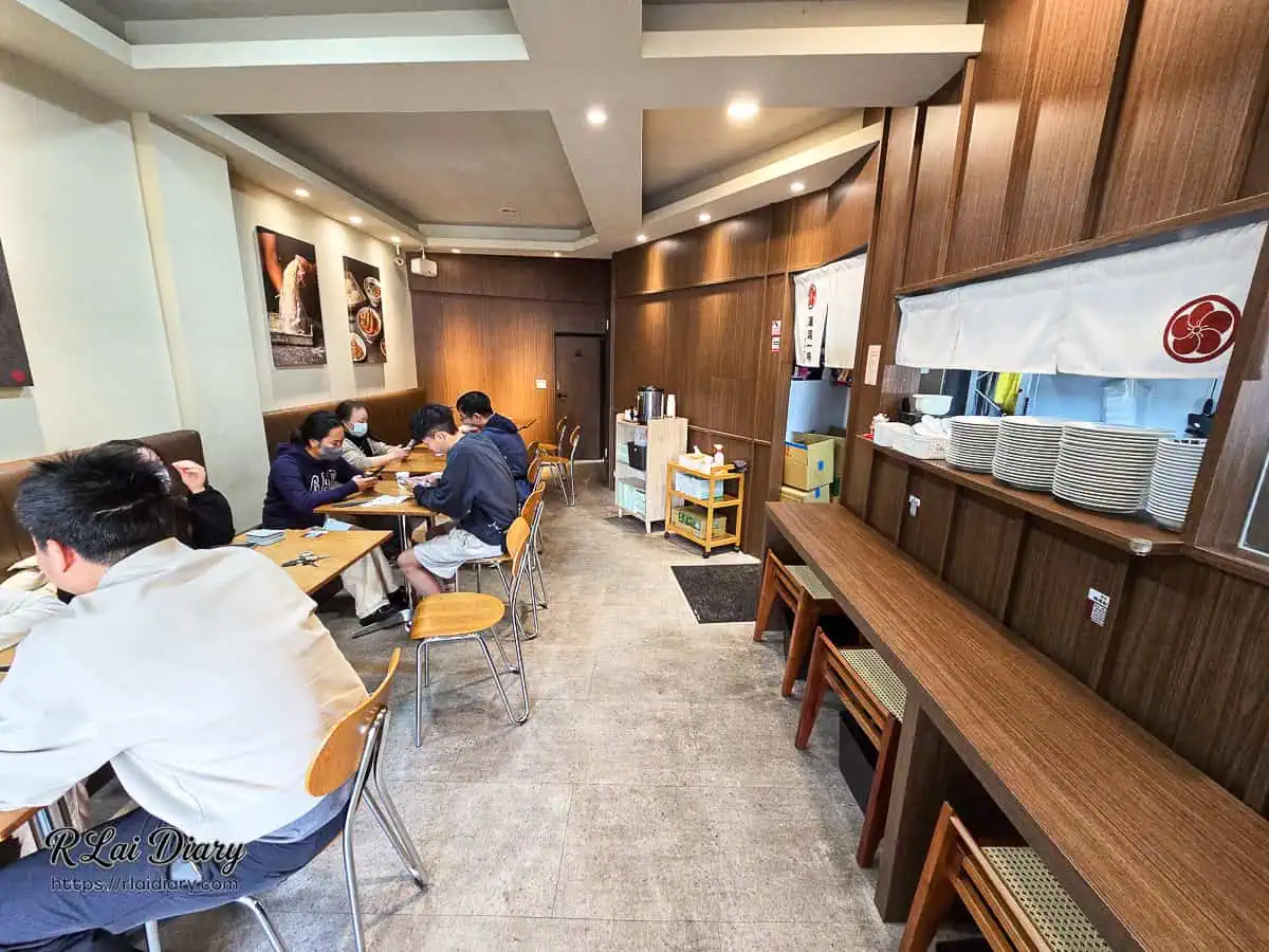 蓮尾一鳴店內用餐環境，左側為舒適的皮質雙人與四人沙發座位區，搭配溫暖黃光