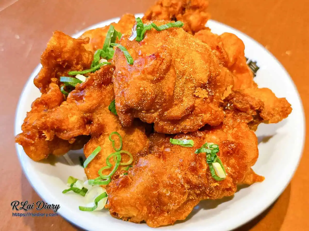 蓮尾一鳴唐揚雞的近拍特寫，粗獷的酥脆麵衣表面撒著提味的特製椒鹽粉，散發銷魂炸物感