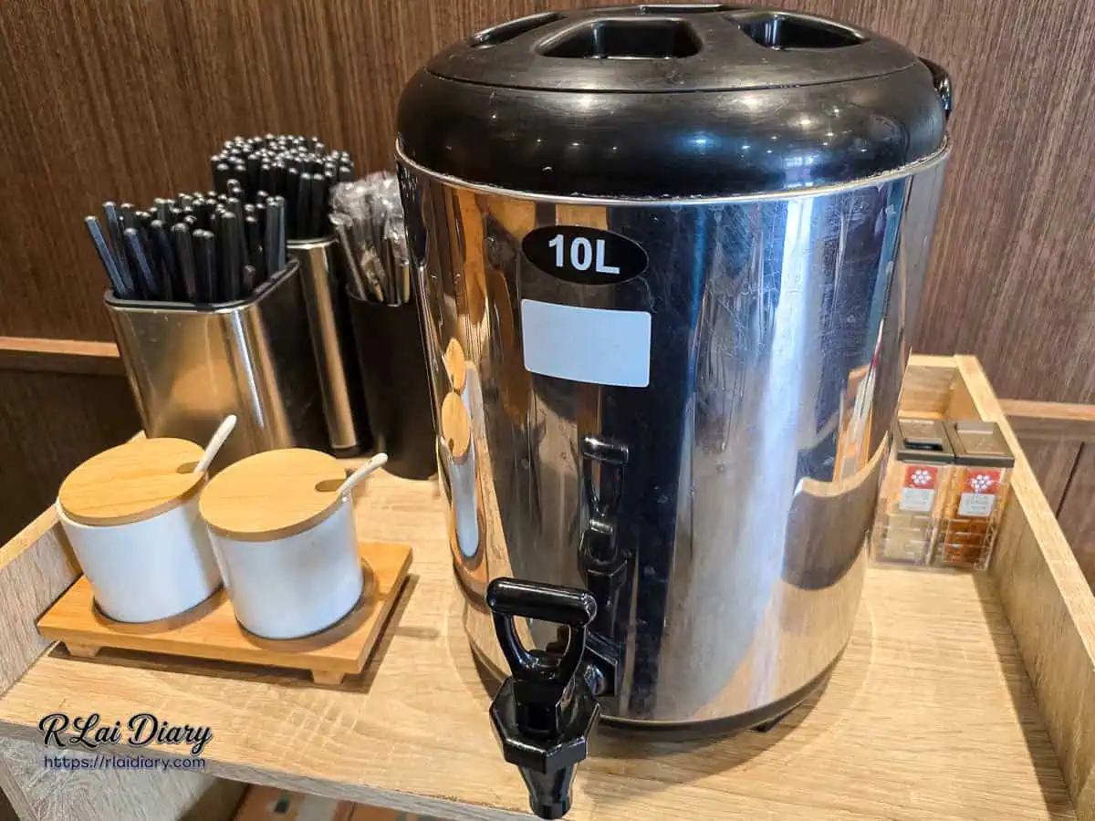 蓮尾一鳴自助調味料與茶水區，提供免費冰水、整齊的餐具及陶瓷裝的蒜末與辣椒