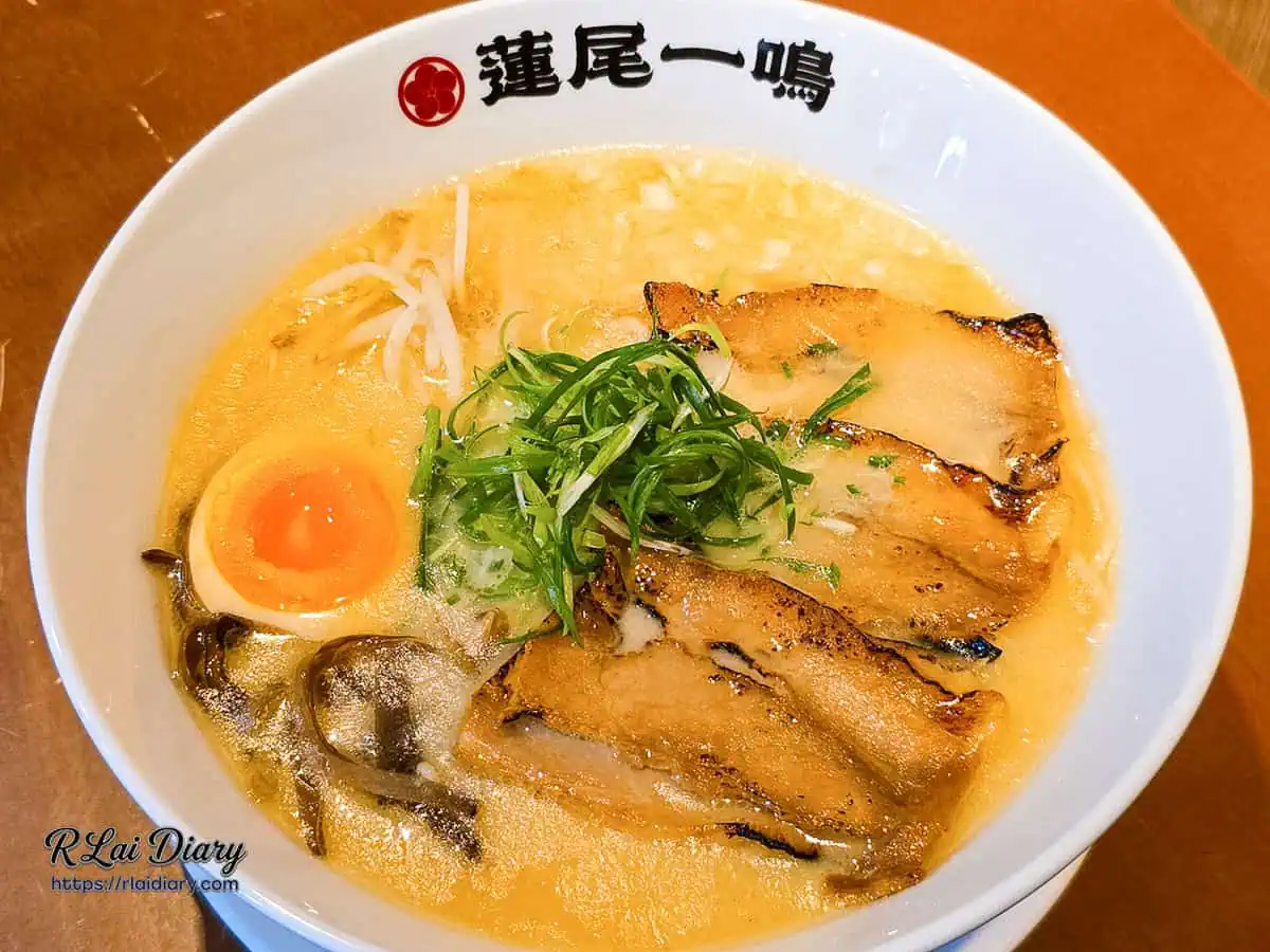 蓮尾一鳴經典豚骨拉麵全貌，金黃乳化的醇厚湯頭搭配炙燒叉燒、木耳絲與溏心蛋