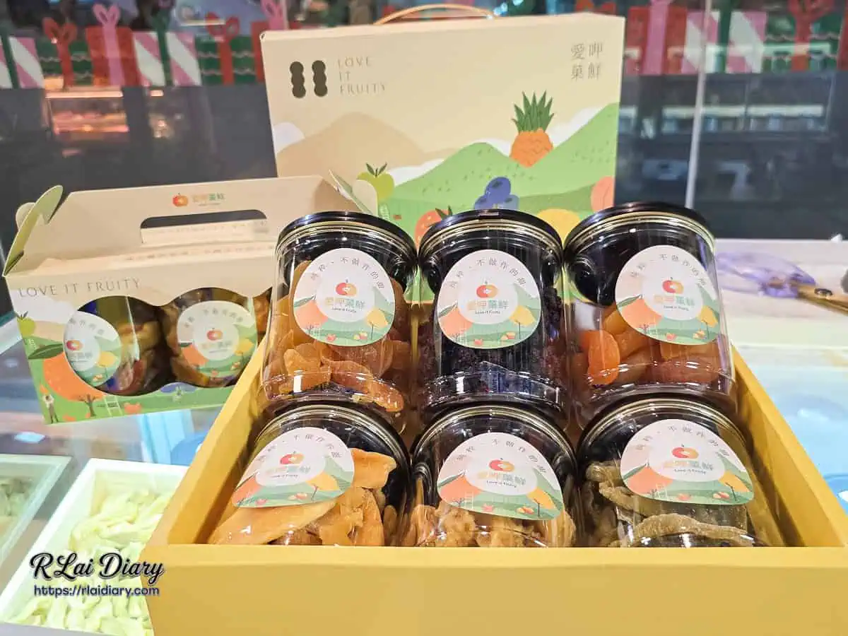 愛呷菓鮮南港快閃店櫃位展示，包含多款精緻果乾罐與手提禮盒組