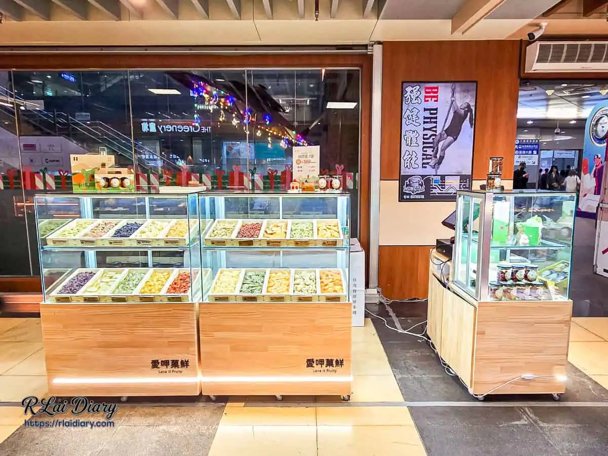 南港車站環球購物中心 B1 愛呷菓鮮木質調森林系快閃櫃位全景