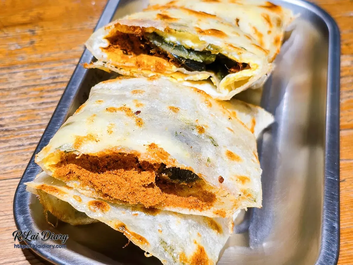 台北必吃皮蛋肉鬆脆皮蛋餅側面豐富餡料特寫