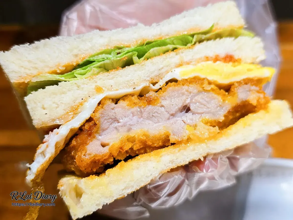 白暮蛋餅先生卡拉雞腿三明治厚實肉質與生菜斷面