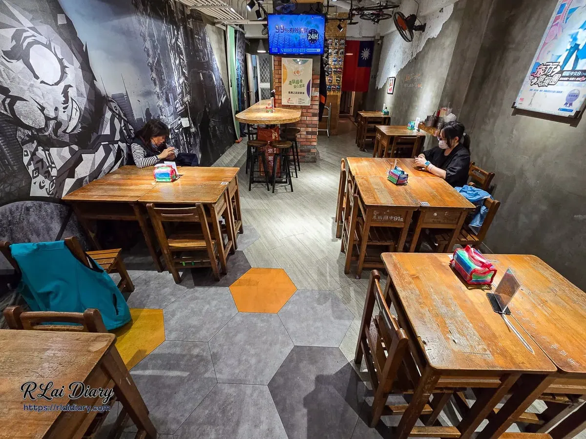 白暮蛋餅先生敦北總店復古教室風格用餐區與寬敞空間