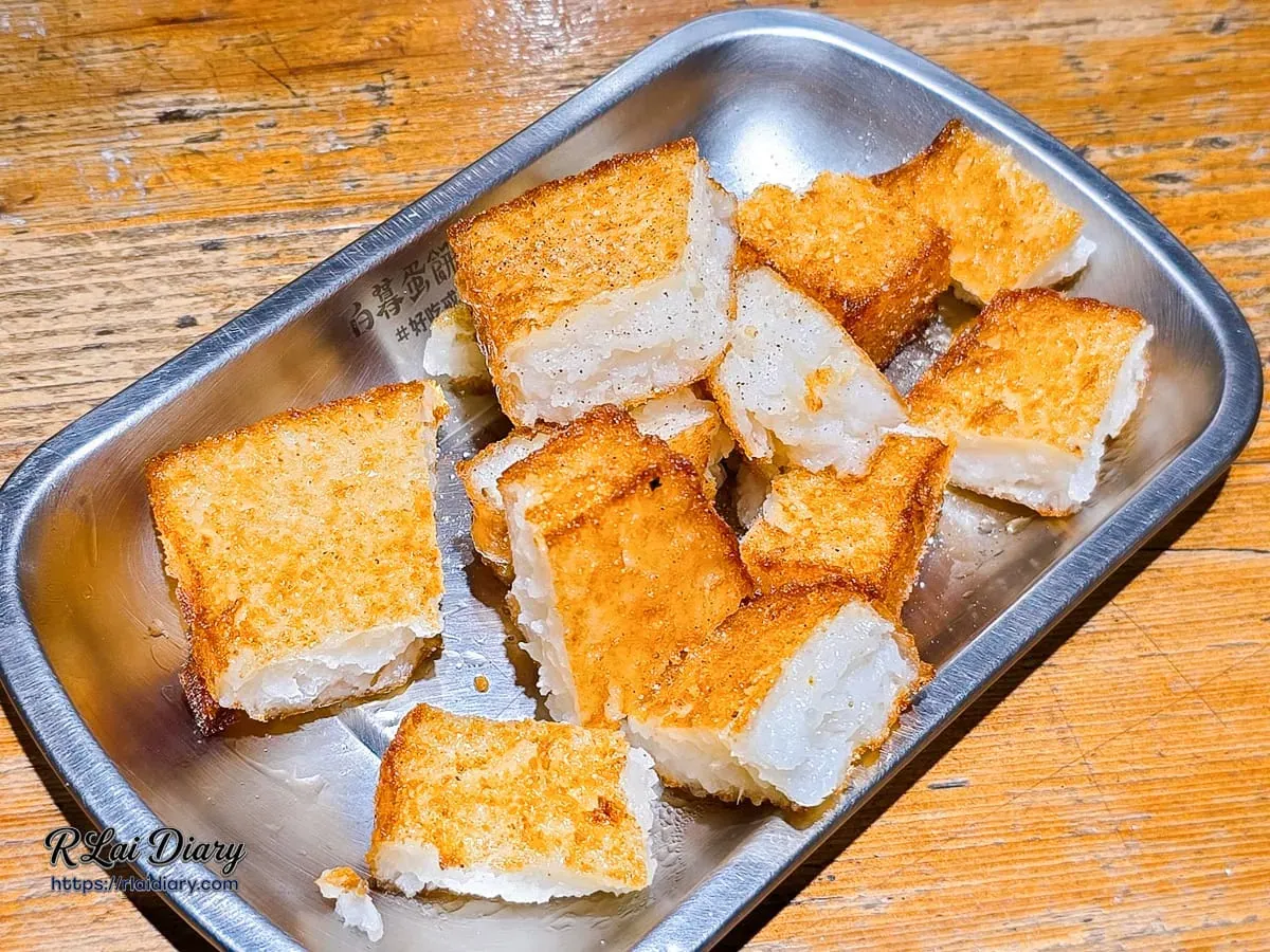 白暮蛋餅先生手工菜頭粿煎至金黃酥脆正方塊狀