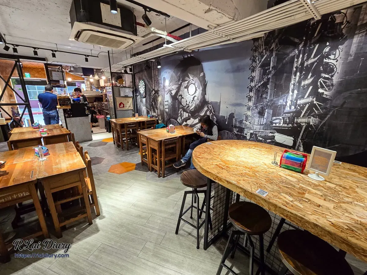 台北松山區白暮蛋餅先生工業風室內用餐環境與木製課桌椅
