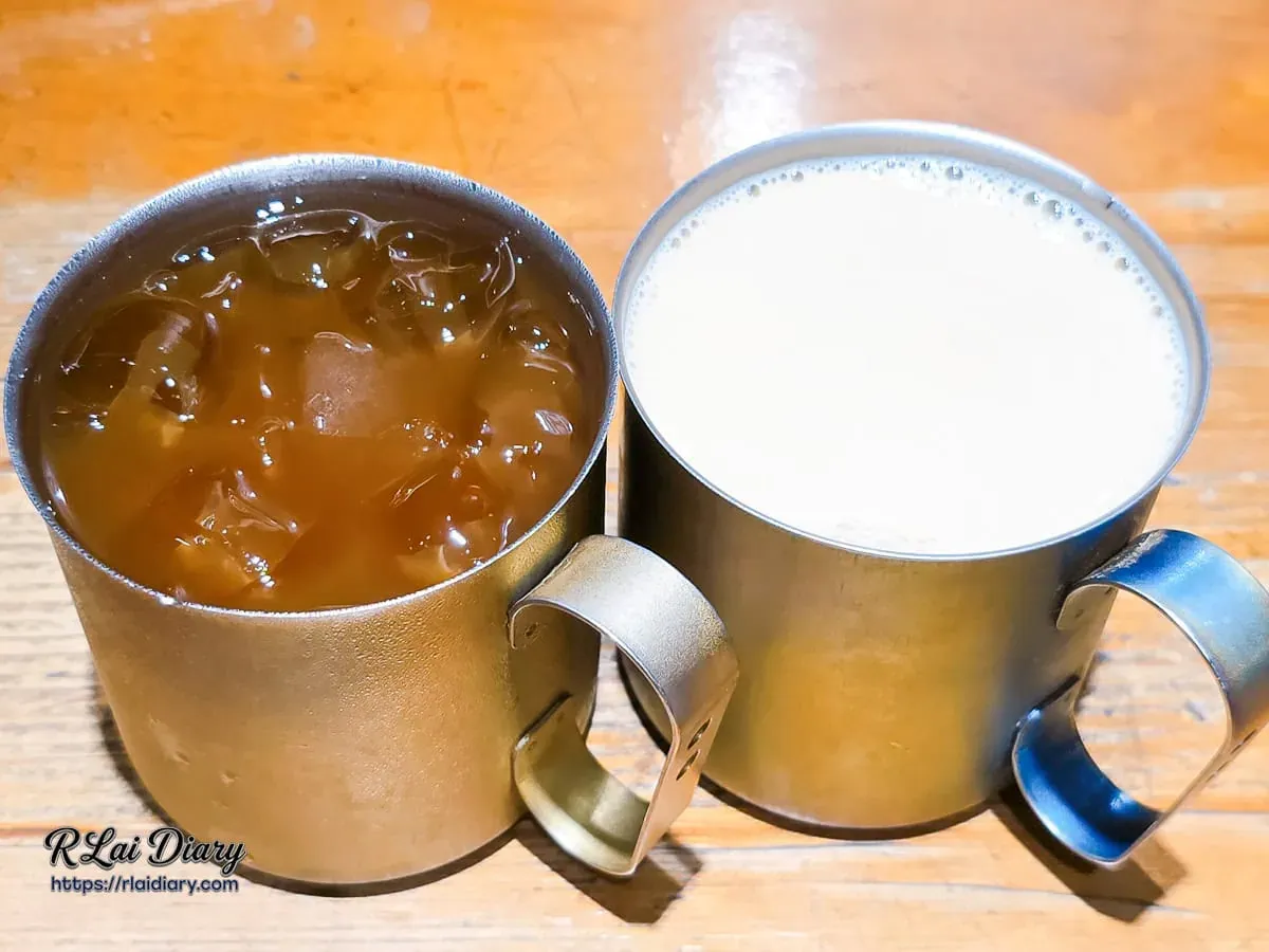 復古金屬鋼杯盛裝的芒果冰茶與黑溜溜黑糖鮮奶茶
