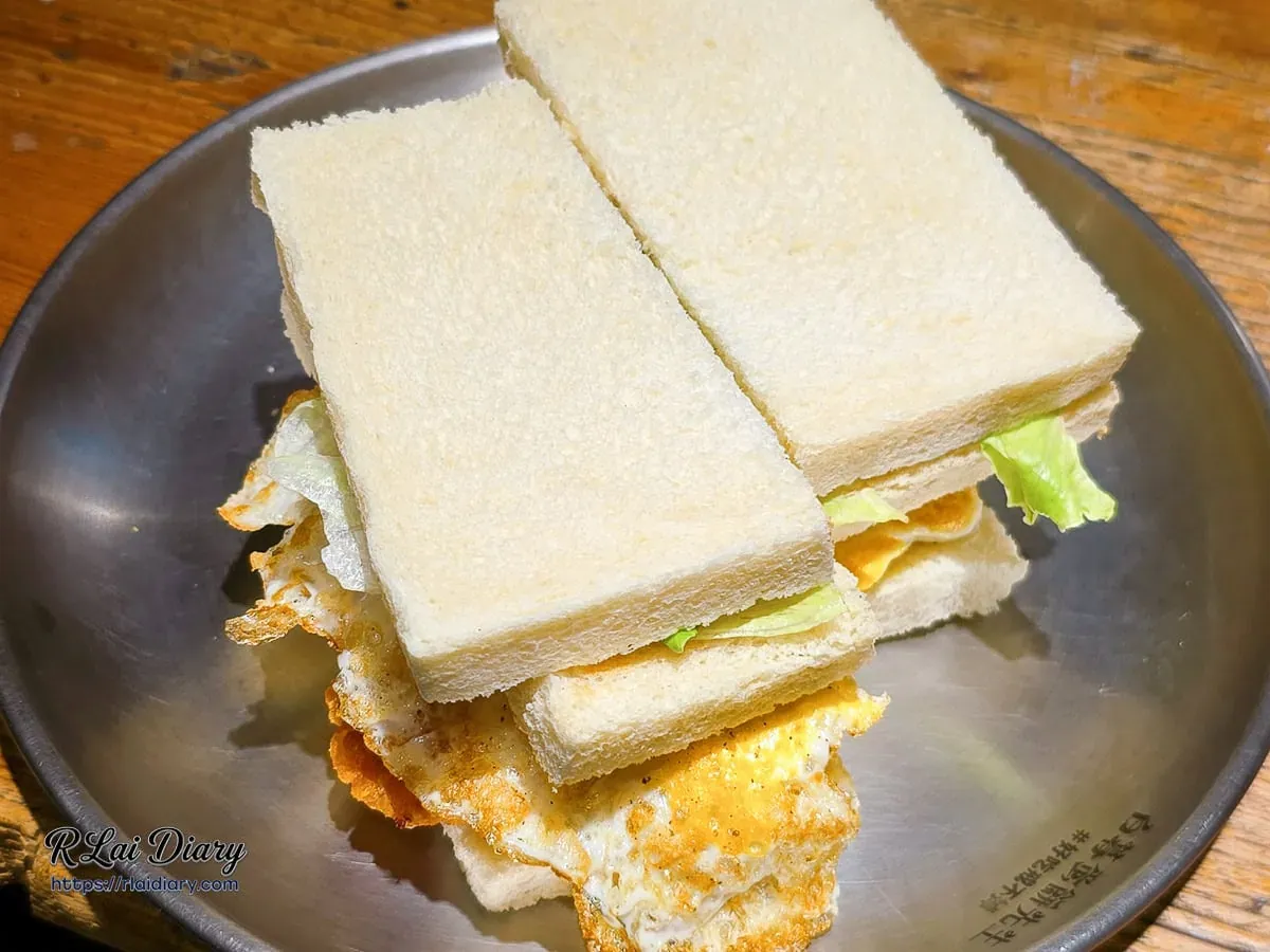 台北早餐推薦原味卡拉雞三明治擺盤與餐桌環境