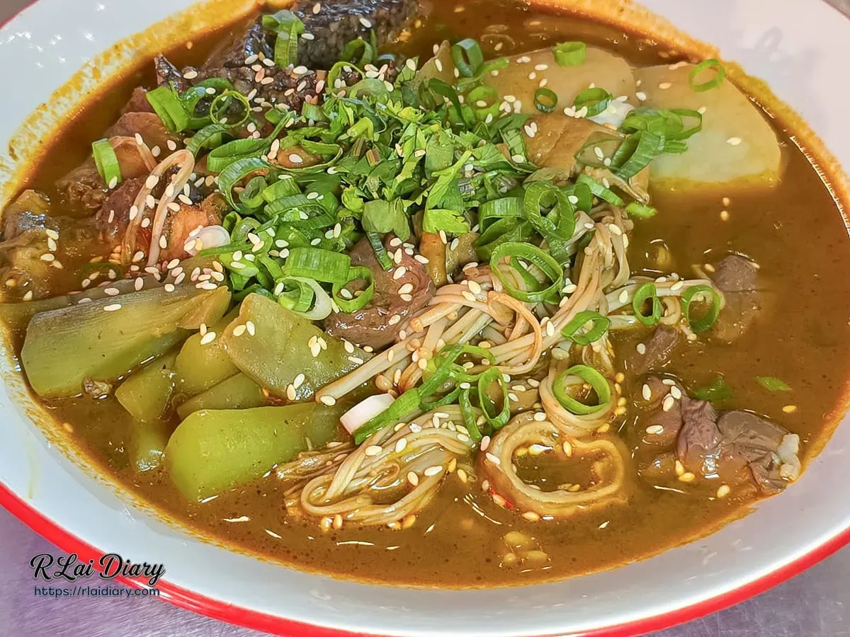 台中深夜食堂玖樓的麻辣燙濃郁湯頭，大骨鮮甜與花椒清麻完美融合金針菇等豐富配料