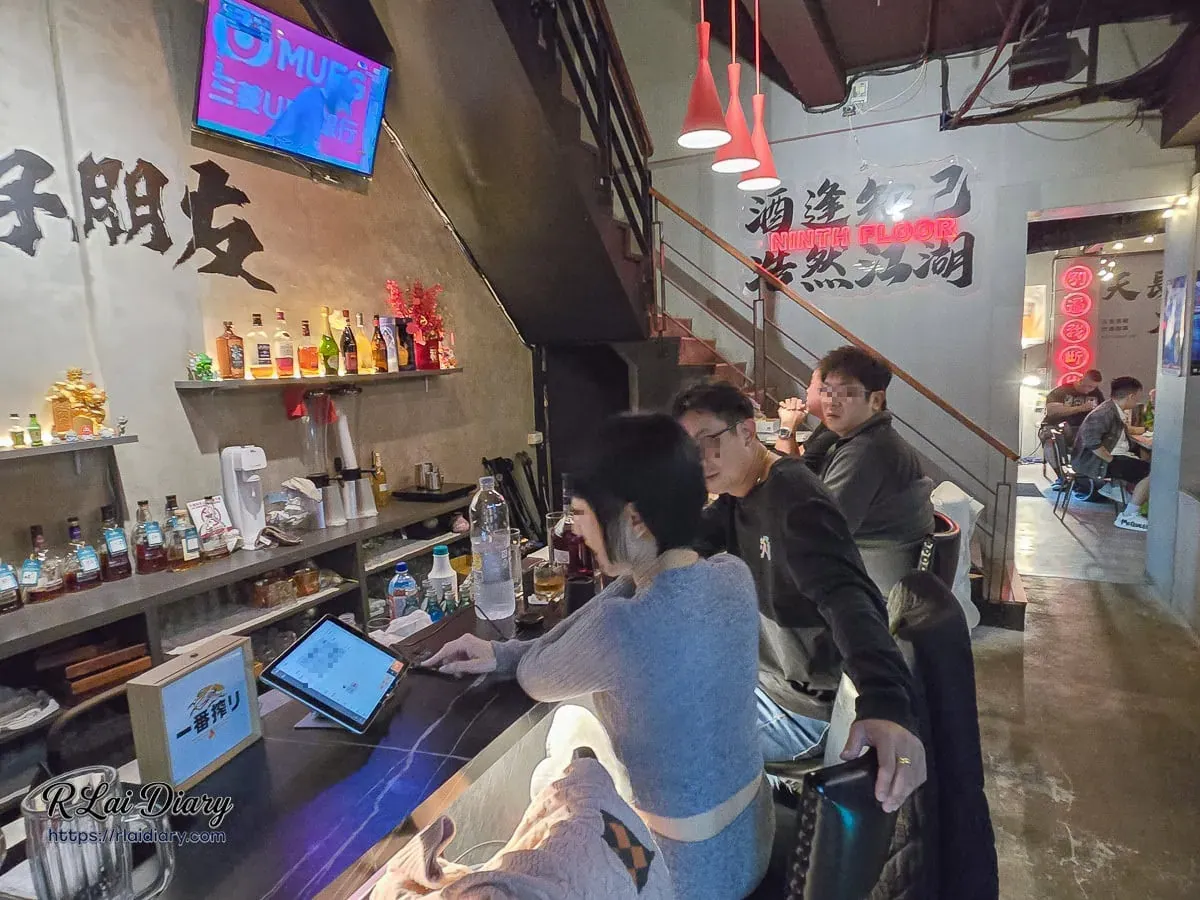 玖樓微醺工業風吧檯區與酒類陳列