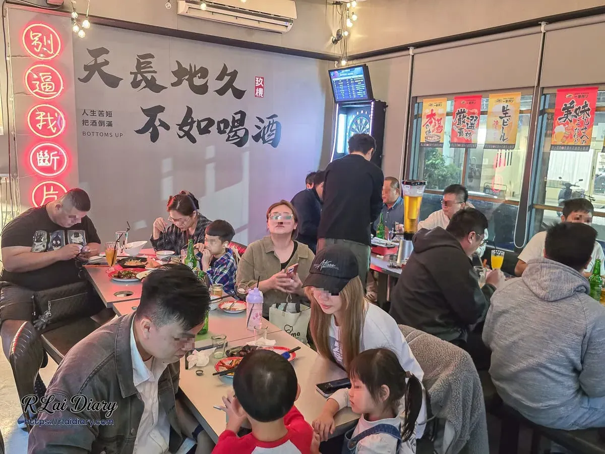 玖樓重慶麻辣烤串寬敞聚餐空間與飛鏢機台