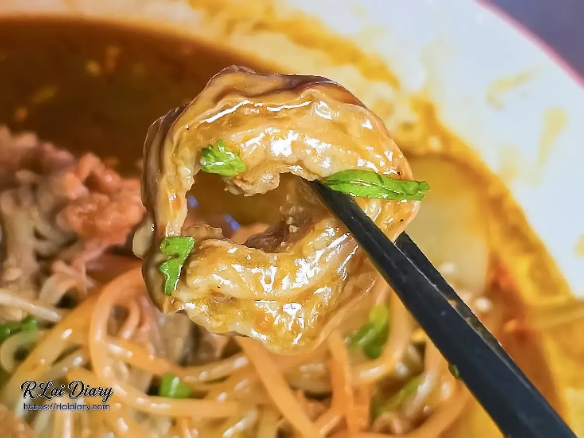 玖樓麻辣燙特寫：醇厚麻辣湯頭與蔥花點綴