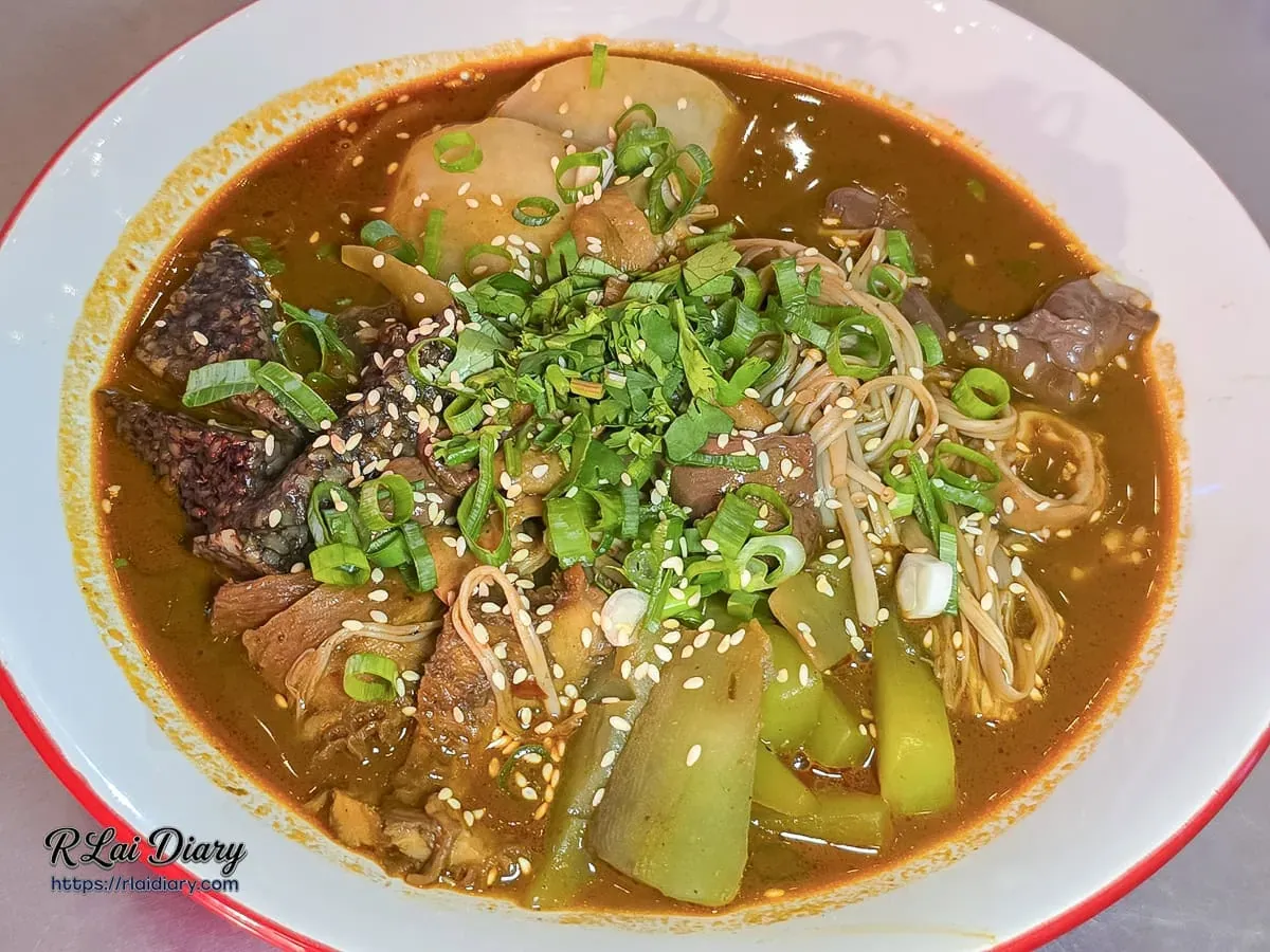 玖樓招牌重慶麻辣燙串串，紅亮濃郁湯頭搭配吸飽麻辣湯汁的米血、肥腸與大片馬鈴薯