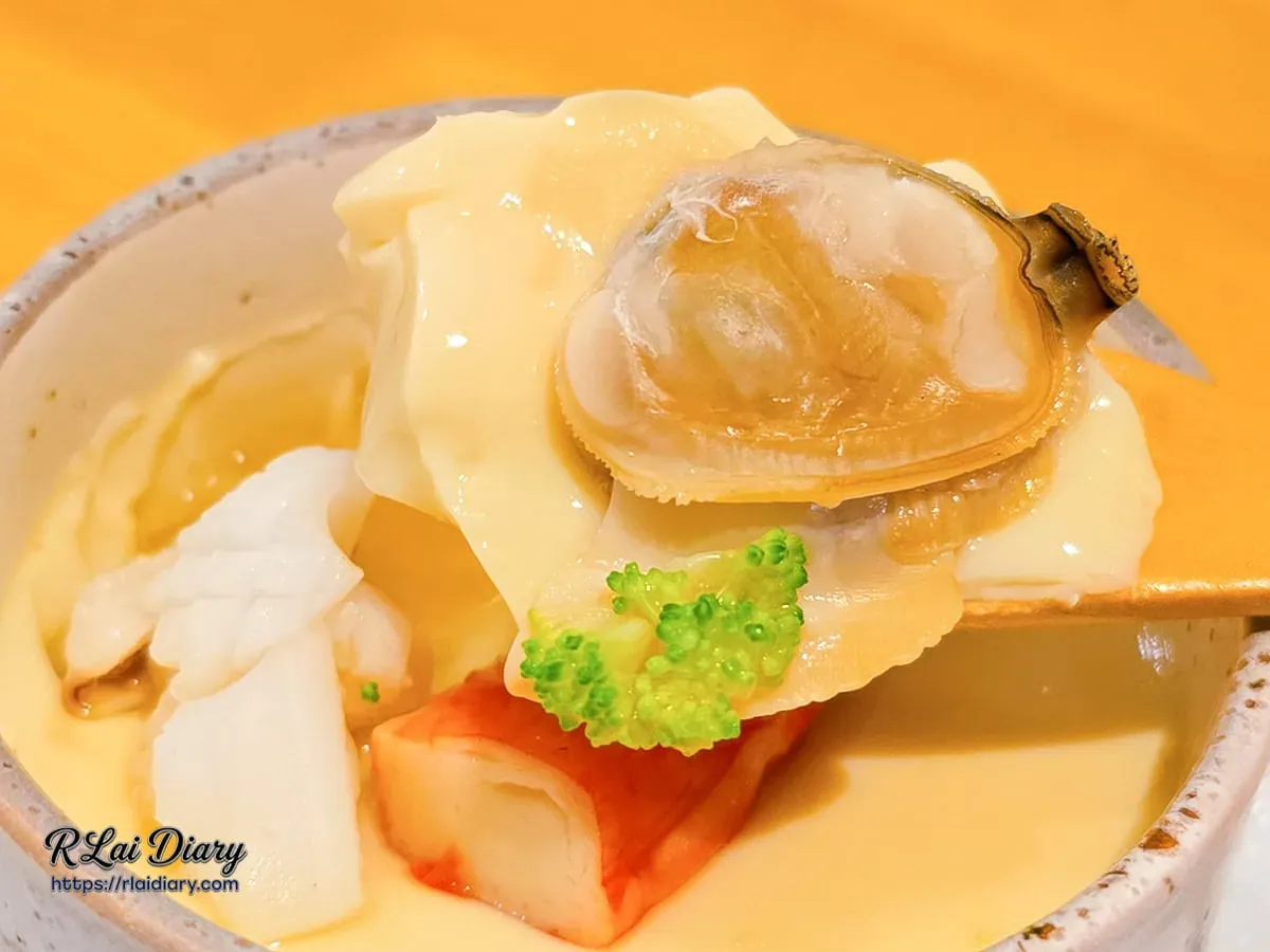 OMAKASE・食卓蛤蜊高湯茶碗蒸中碩大飽滿的大蛤蜊與海鮮配料