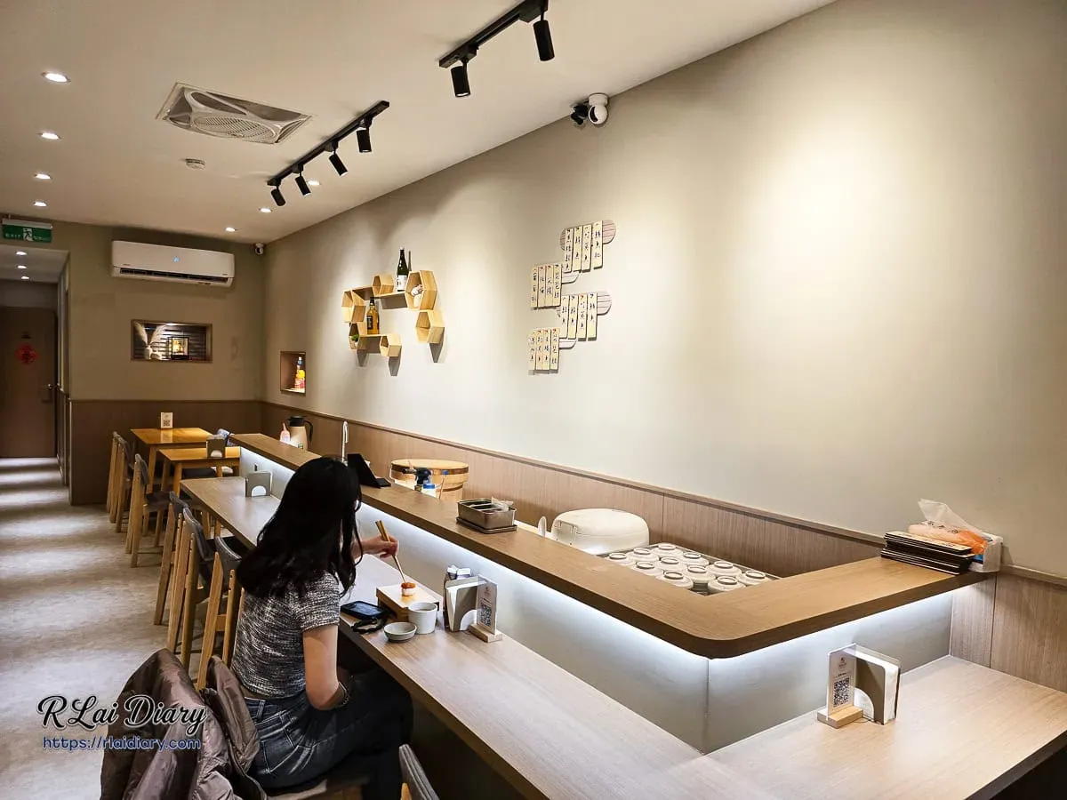 OMAKASE・食卓溫潤木質調吧台座位與日系用餐空間