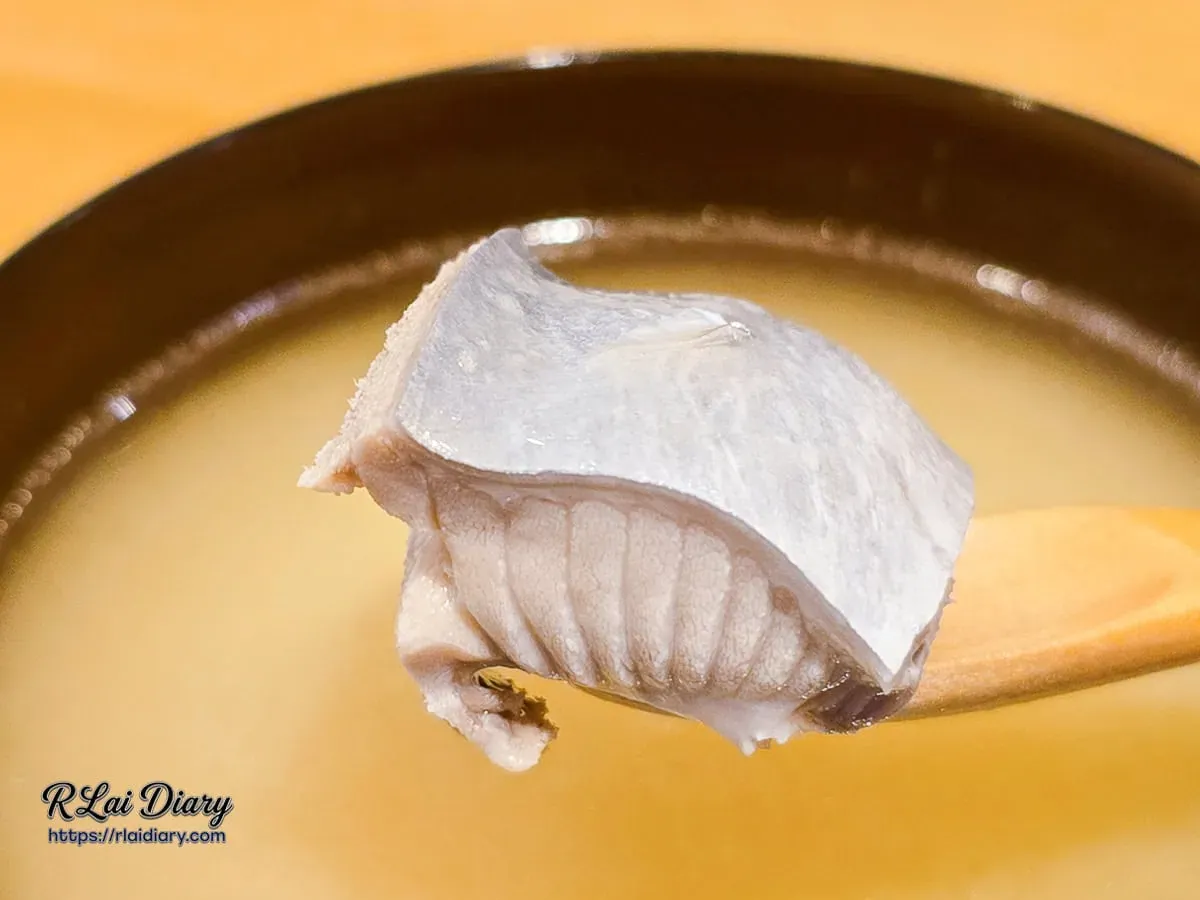 OMAKASE・食卓味噌湯中帶皮厚實的鮮甜魚肉塊