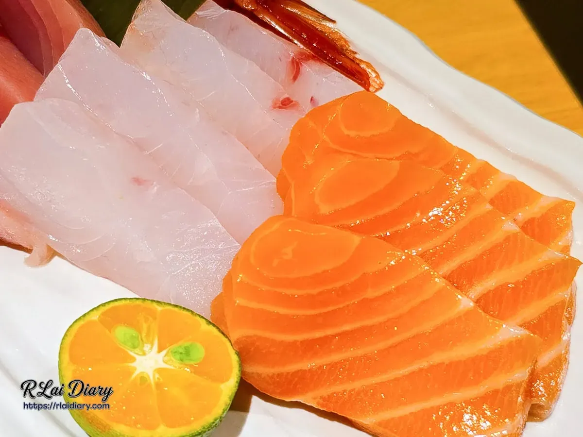 OMAKASE・食卓油花豐潤的鮭魚與緊緻白肉魚生魚片近照