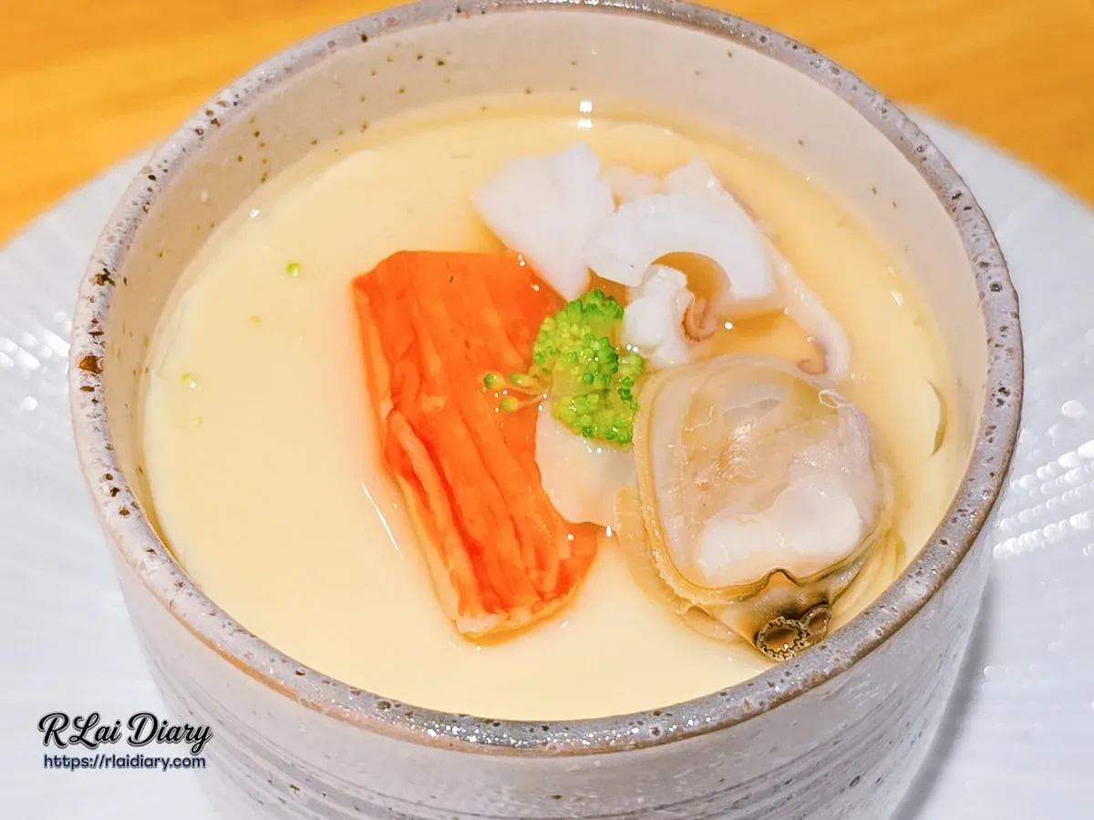 OMAKASE・食卓茶碗蒸表面豐富的蟹肉棒與花枝配料近照