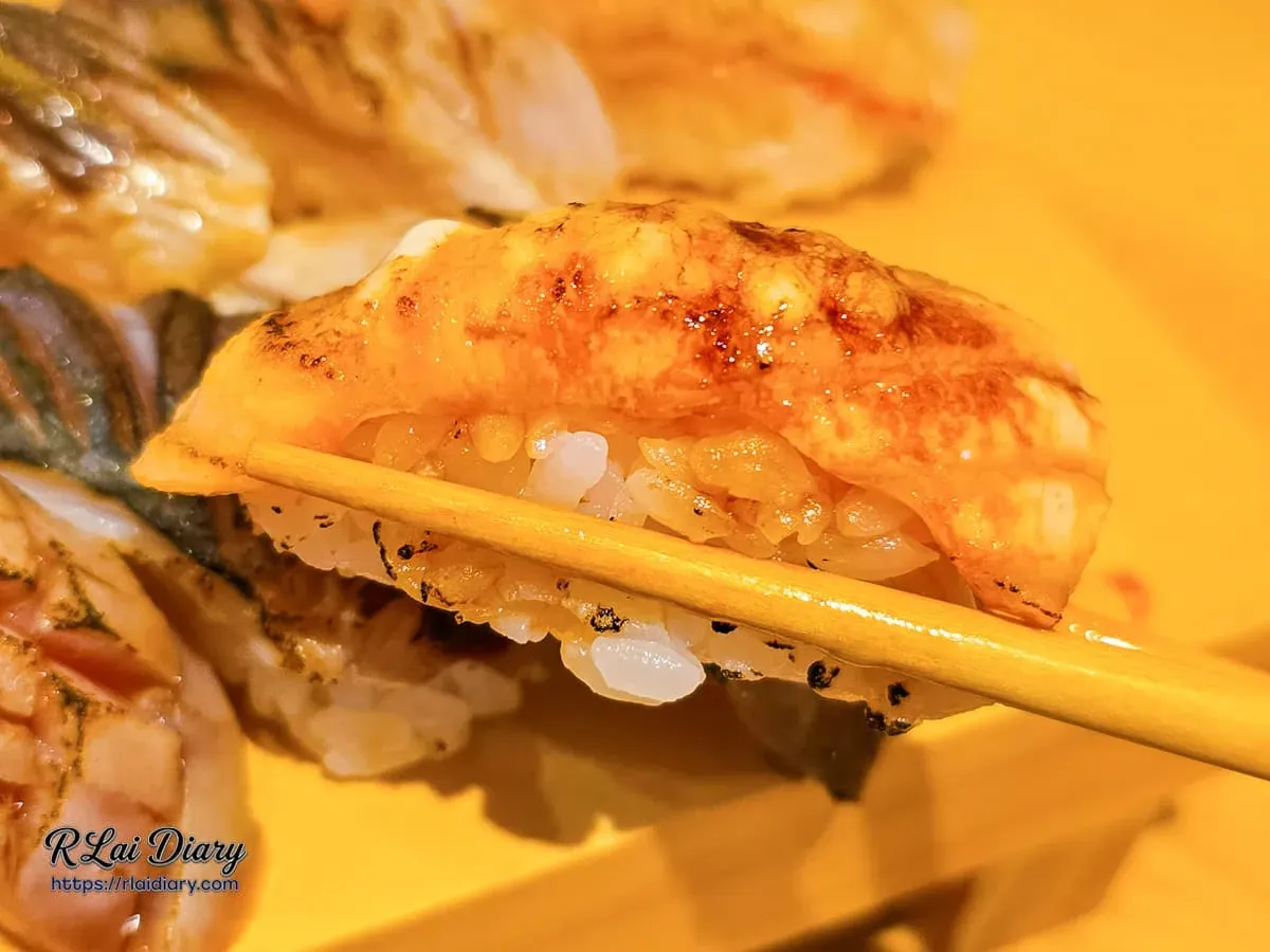 OMAKASE・食卓筷子夾起香氣四溢的炙燒鮭魚握壽司