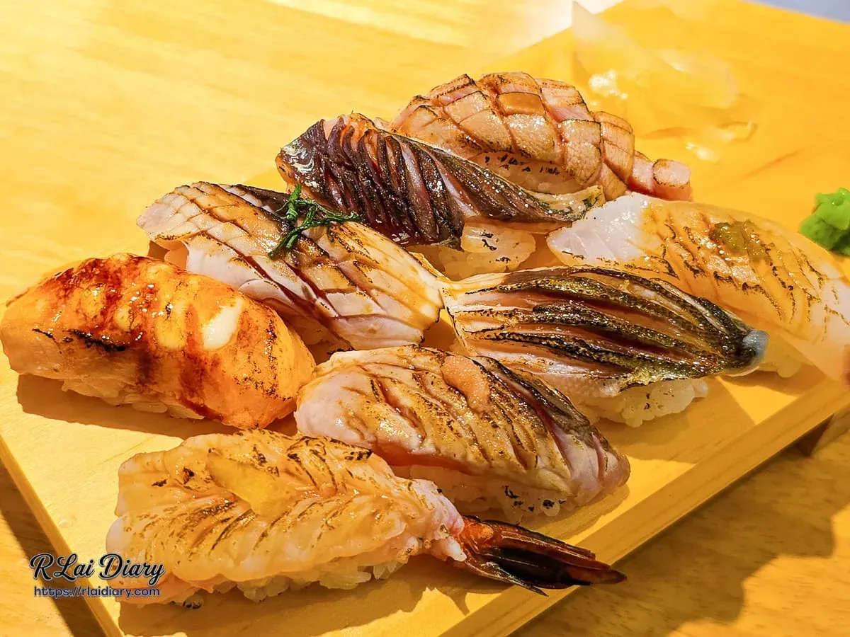 OMAKASE・食卓木盤上油花迷人的炙燒握壽司8貫